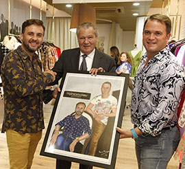 Paco Roca entrega un retrato a Higinio Mateu y su marido Javier
