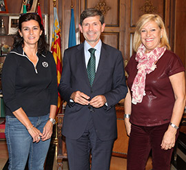 Representantes de la colla Bacalao visitan el Ayuntamiento