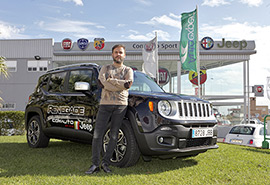 El embajador de Comauto, Higinio Mateu, prueba el Jeep Renegade, el nuevo SUV compacto de la marca americana