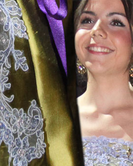 Un diseño de Cristina Mañes en dupión de seda natural, rebrodé malva y pedrería