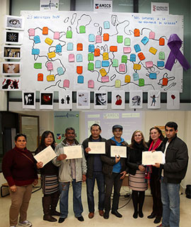 Entrega de diplomas a los asistentes a la Escuela de Acogida de AMICS