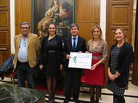 Mª Luisa García Martínez, ganadora del concurso de la Pulsera Oficial de las Fiestas de la Magdalena 2015