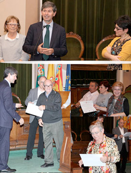 Entrega de diplomas a las personas mayores de los cursos de informática