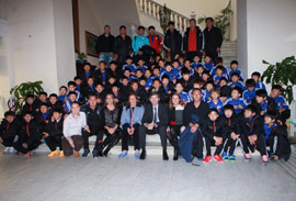 Un grupo de jóvenes futbolistas surcoreanos visitan el Ayuntamiento de Castellón