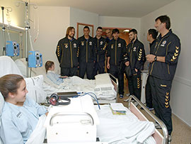 Los jugadores del Illa Grau visitan a los niños hospitalizados en el General de Castellón