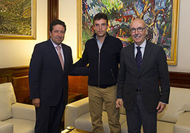 Javier Moliner recibe la visita del tenista castellonense Roberto Bautista