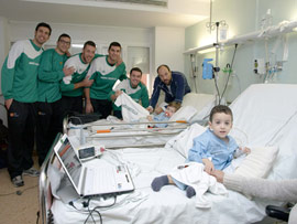 El Amics del Bàsquet visita a los niños hospitalizados en el General de Castelló