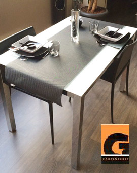Excelentes mesas y sillas de exposición en promoción en carpintería Santiago García