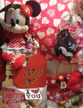 Cientos de regalos preparados para San Valentín en la Peonza
