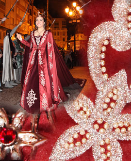 9500 perlas cultivadas adornan el traje de Andrea Barrera, Na Violant 2015