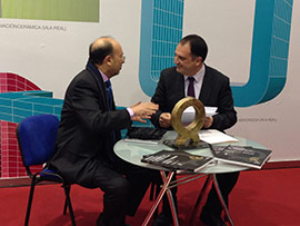 El stand provincial en Cevisama acoge la entrega de las actas de los premios Alfa de Oro al Ayuntamiento de Onda
