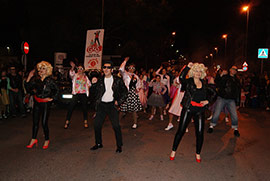 El carnaval en Benicàssim con desfile de distraces y carrozas