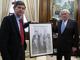 César Díaz Naya entrega cuadro que recoge los retratos de cinco Alcaldes de Castellón