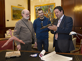 Manuel Rodríguez entrega la escultura de la Alta Distinción de la Provincia de Castellón