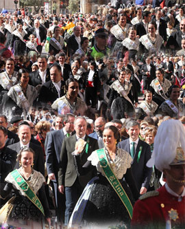 Pasacalles de las reinas y su corte hacia la mascletá