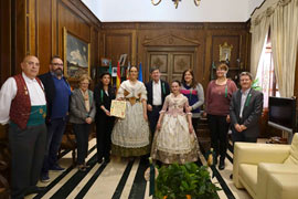 Entrega del premio al mejor escaparate Magdalena 2015 a Los Claveles floristería