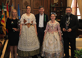Las Reinas de las Fiestas reciben el Quijote