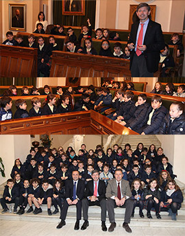 Alumnos del colegio San Cristóbal visitan el Ayuntamiento de Castellón