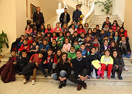 Alumnos del colegio Cervantes visitan el Ayuntamiento de Castellón