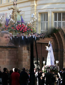 Encuentro entre El Cristo Resucitado y la Virgen del Amor Hermoso en la plaza Mayor de Castellón