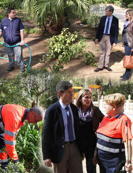El Alcalde visita a los alumnos de prácticas del curso de jardinería