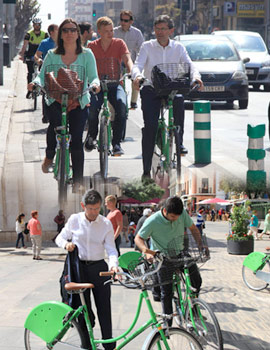 El Alcalde, en un recorrido por la ciudad, comprueba las nuevas bicicletas