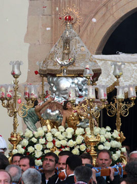 Procesión con la imagen de la Virgen del Lledó de Castellón
