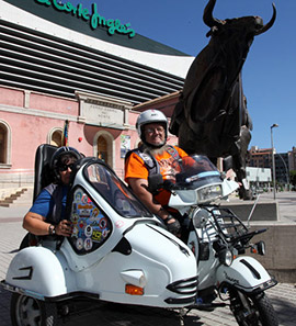 Vuelta a España en vespa con sidecar por los toros de Osborne