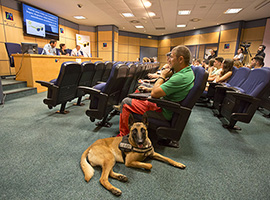 Conferencia de adiestradores caninos en la UJI y el importante papel de los perros en los rescates