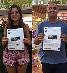 Entrega de 2 abonos para el Festival ARENAL SOUND 15 del sorteo del Mercat Central