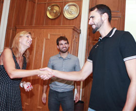 El jugador del voley playa, Pablo Herrera, recibido por la alcaldesa Amparo Marco