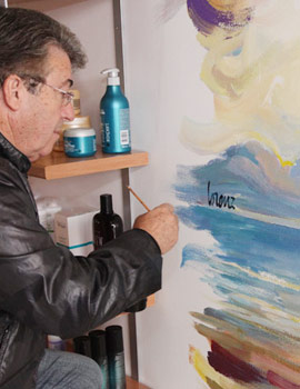 El pintor Lorenzo Ramírez decora un mural en Psicoestética Torner