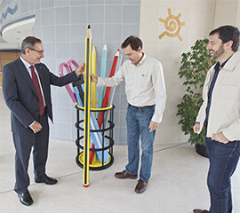 José Luis Navarro y Francisco Felip, profesores de Diseño Industrial de la UJI,  donan una escultura a la Universidad