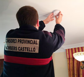 Cerca de 200 mayores de la provincia se acogen al programa de la Diputación para instalar sistemas contra incendios en viviendas
