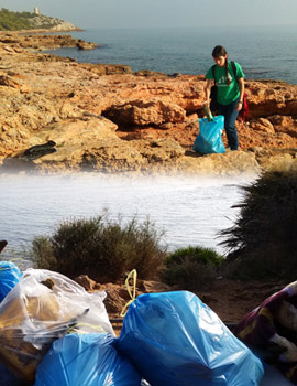 La asociación juvenil medioambiental ENREDADERA JOVE inicia la campaña ¨Limpieza de Costas