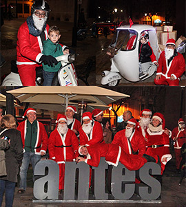 Recorrido de Papa Noel en vespa por las calles de Castellón