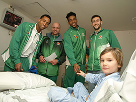 El Amics del Bàsquet visita a los niños hospitalizados en el General de Castelló