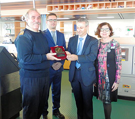 El Puerto de Castellón  entrega una metopa al buque Jolly Vanadio de Línea Messina