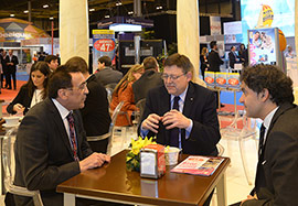 Ximo Puig y Francesc Colomer visitan el stand de Marina d'Or en FITUR