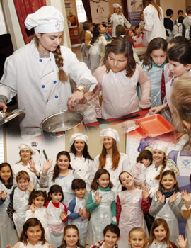 Primeros pasos de pequeños chefs en el taller de cocina del Real Casino Antiguo