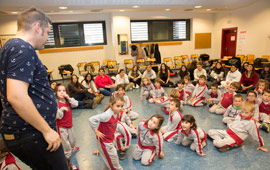 Estudiantado del grado de Maestro en Educación Infantil aprende buenas prácticas educativas musicales con alumnos del colegio Ágora Lledó