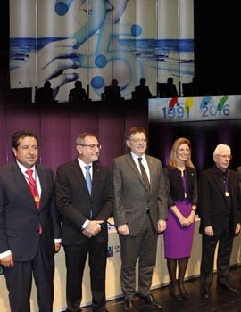 Medalla de Oro de la Universidad Jaume I al Ayuntamiento, la Diputación y Raimon en la celebración de su XXV aniversario