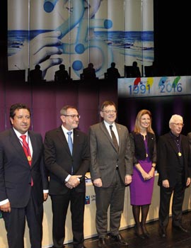 Medalla de Oro de la Universidad Jaume I al Ayuntamiento, la Diputación y Raimon en la celebración de su XXV aniversario