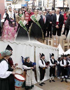 Las reinas Carolina y Lola inauguran la carpa del Centro Asturiano
