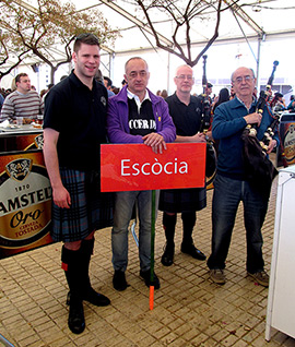 Gaiteros escoceses visitan el Mesón de la tapa y la cerveza Enrique Querol