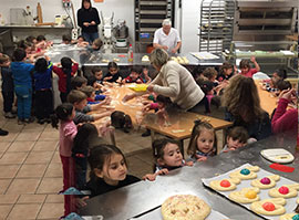 Más de 200 escolares aprenden la tradición de la mona con Apancas