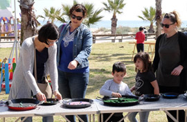 La concejala de Turismo de Castellón, Patricia Puerta asiste a las actividades de la playa