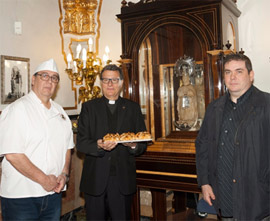 El nuevo dulce del Gremi de Forners ´ Flors de Lledó ´se presenta a la Mare de Déu