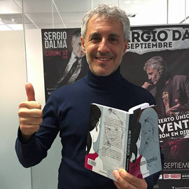 Sergio Dalma con el libro de la escritora castellonense Marta Senent