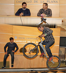 Exhibición de trial en bici en la Plaza Mayor de Castellón